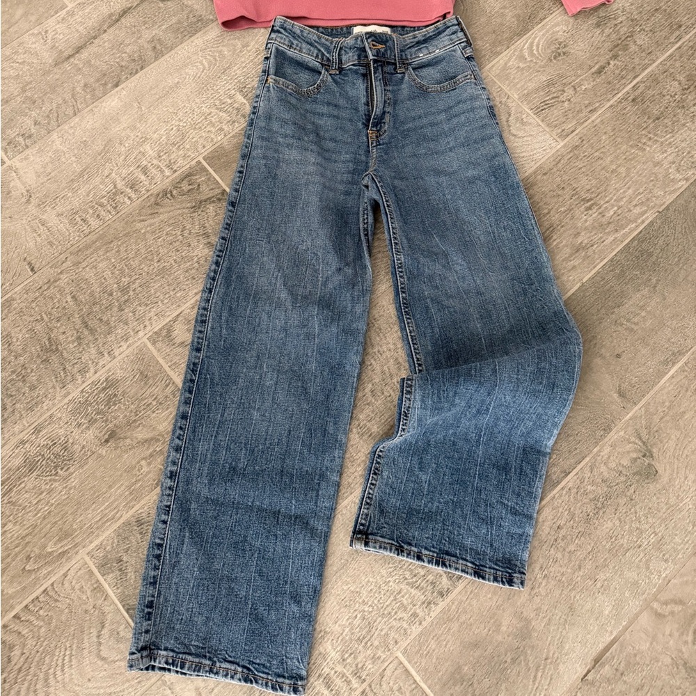 EXCELLENT Condition- Abercrombie kids high rise jeans in a wide-leg silhouette